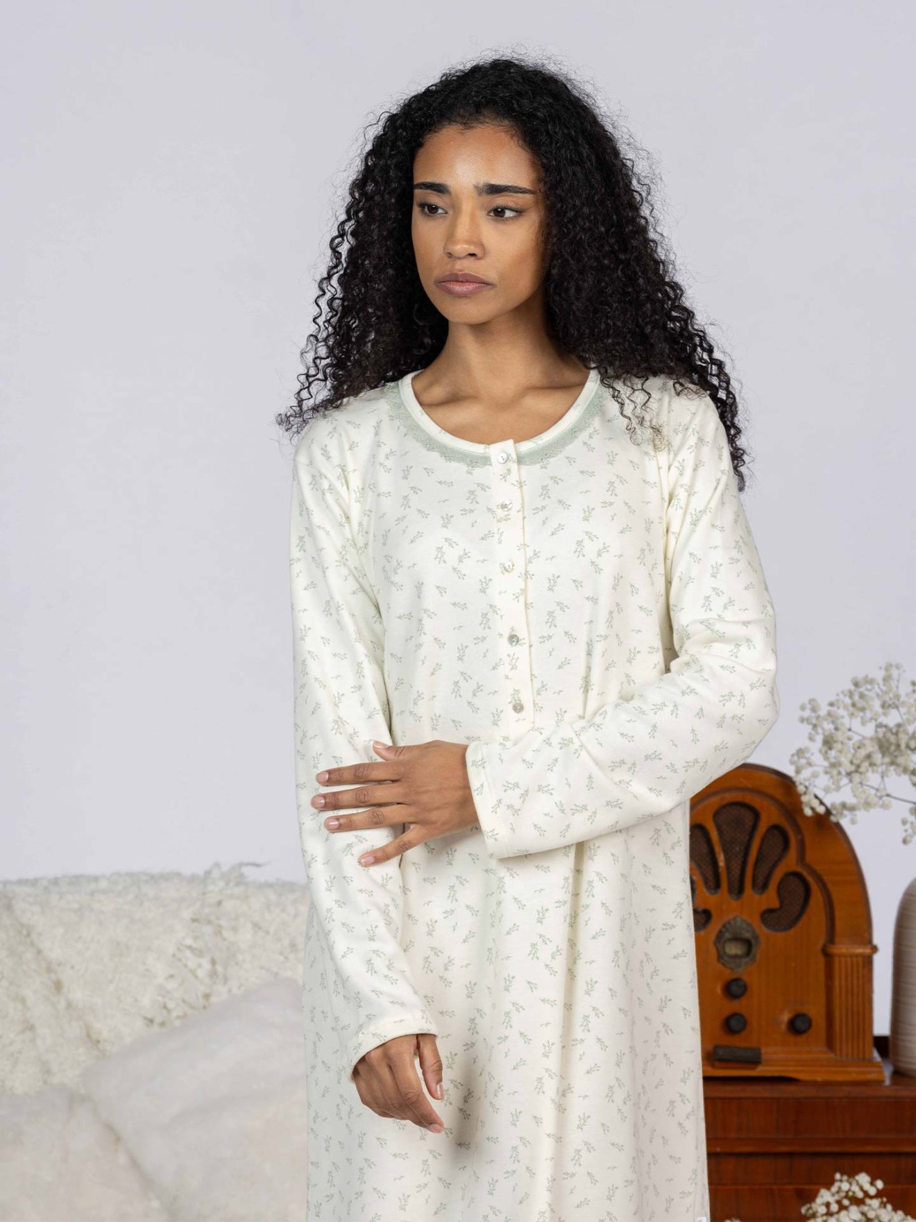 Camisa com Padro Floral e Renda