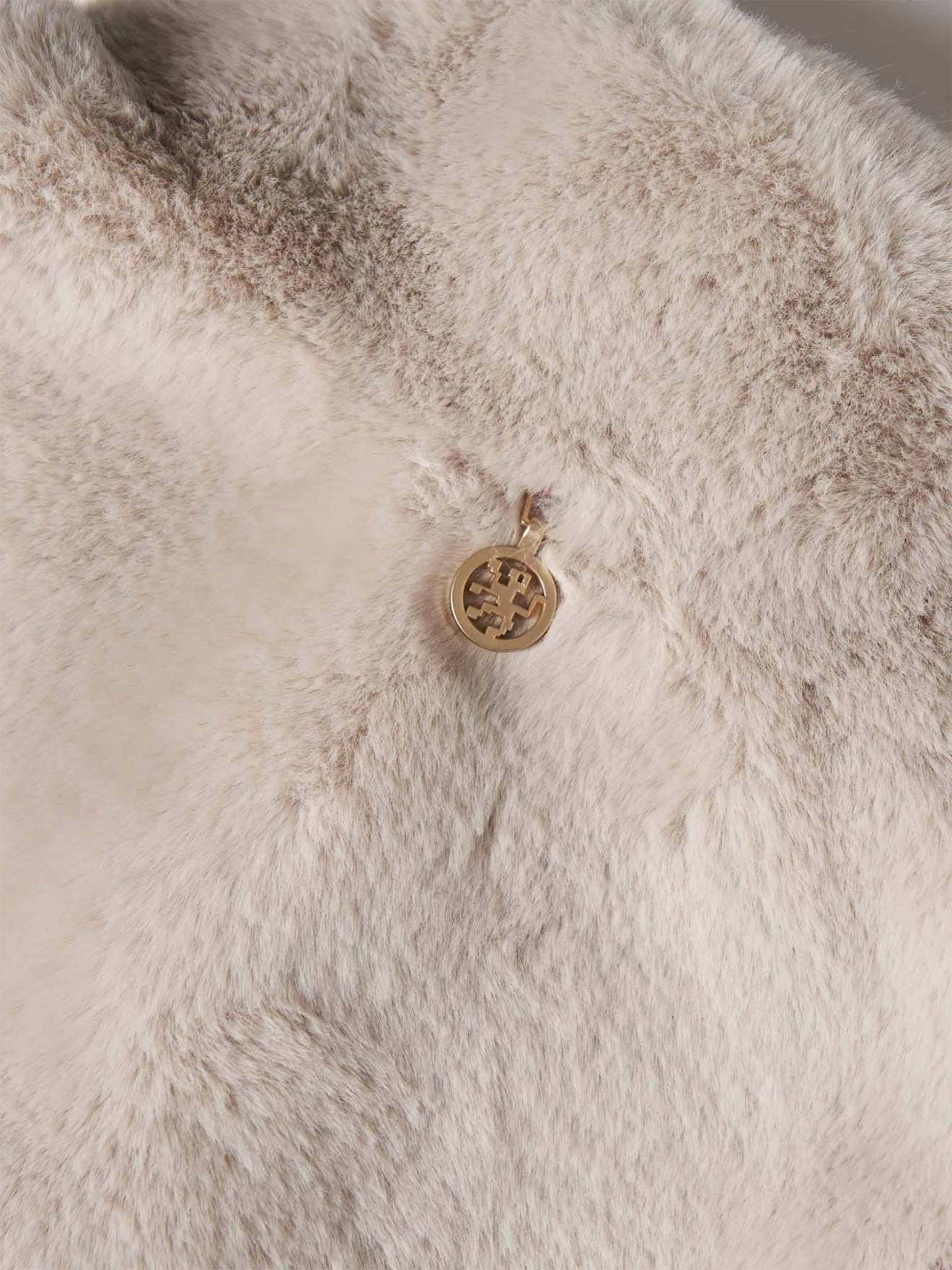 Colete de Pelo com Gola Alta