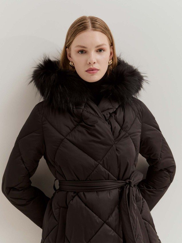 Blusão Acolchoado com Capuz de Pelo e Cinto