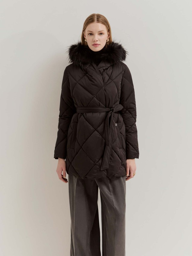 Blusão Acolchoado com Capuz de Pelo e Cinto