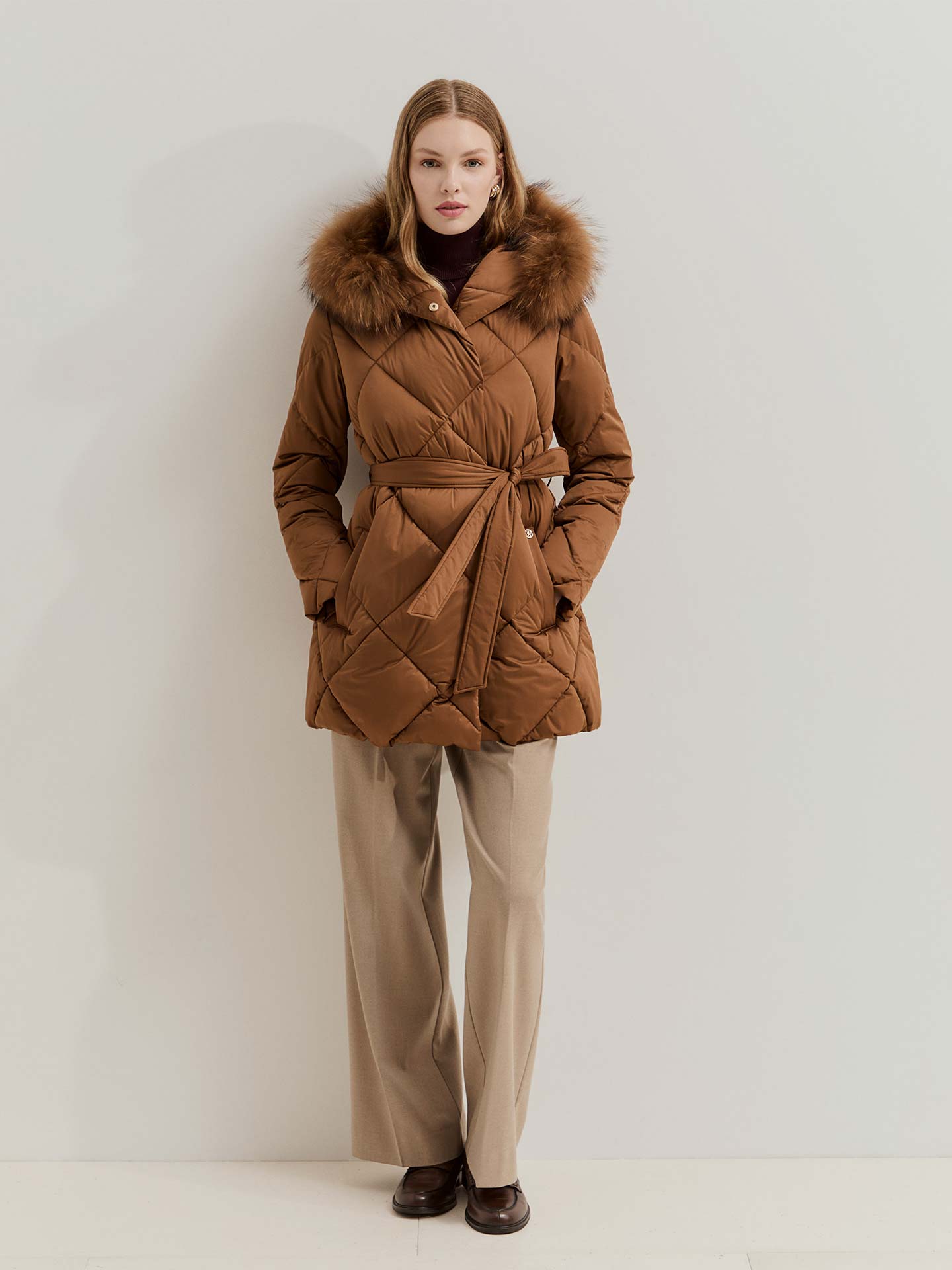 Blusão Acolchoado com Capuz de Pelo e Cinto