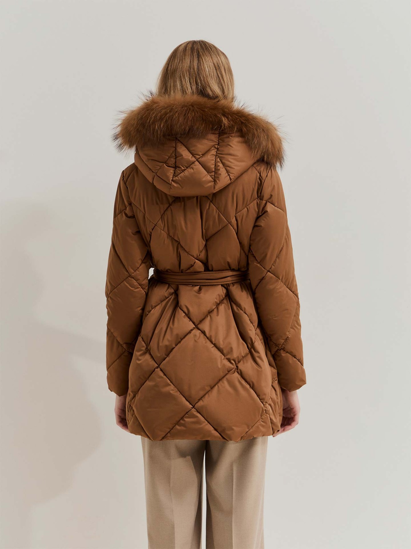 Bluso Acolchoado com Capuz de Pelo e Cinto