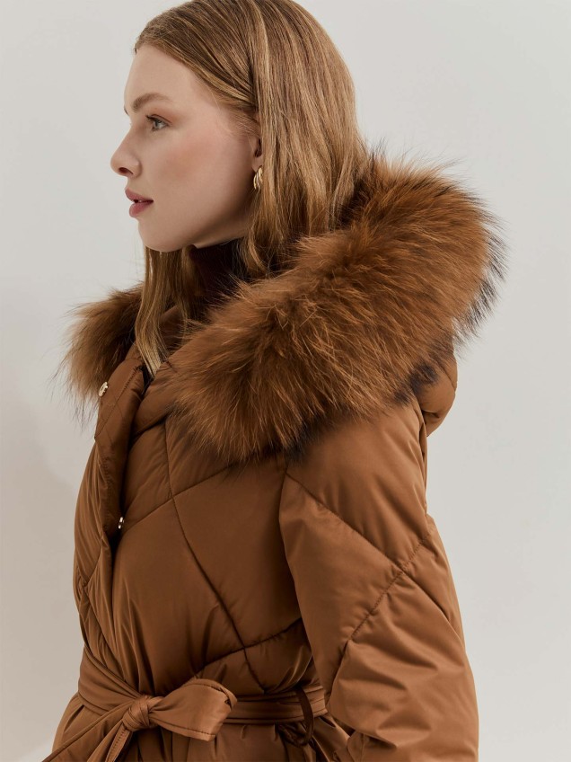 Blusão Acolchoado com Capuz de Pelo e Cinto