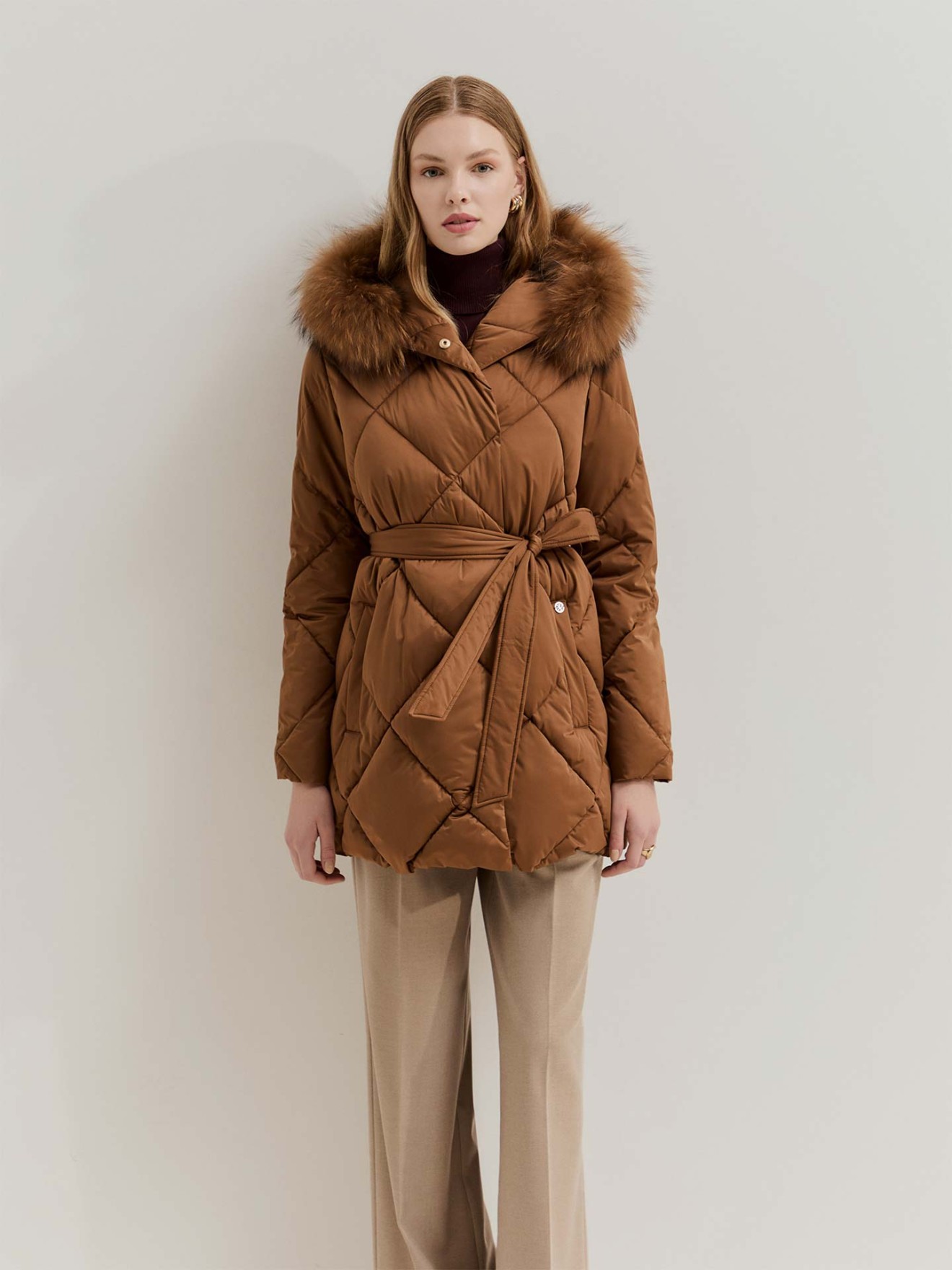 Bluso Acolchoado com Capuz de Pelo e Cinto