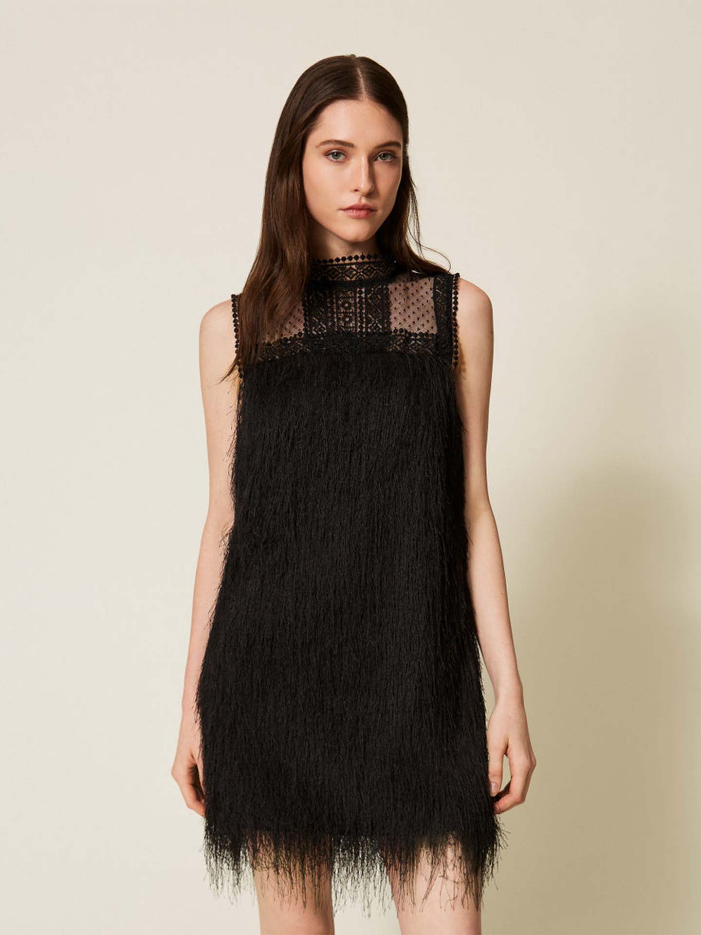 Vestido Curto com Franjas e Tule