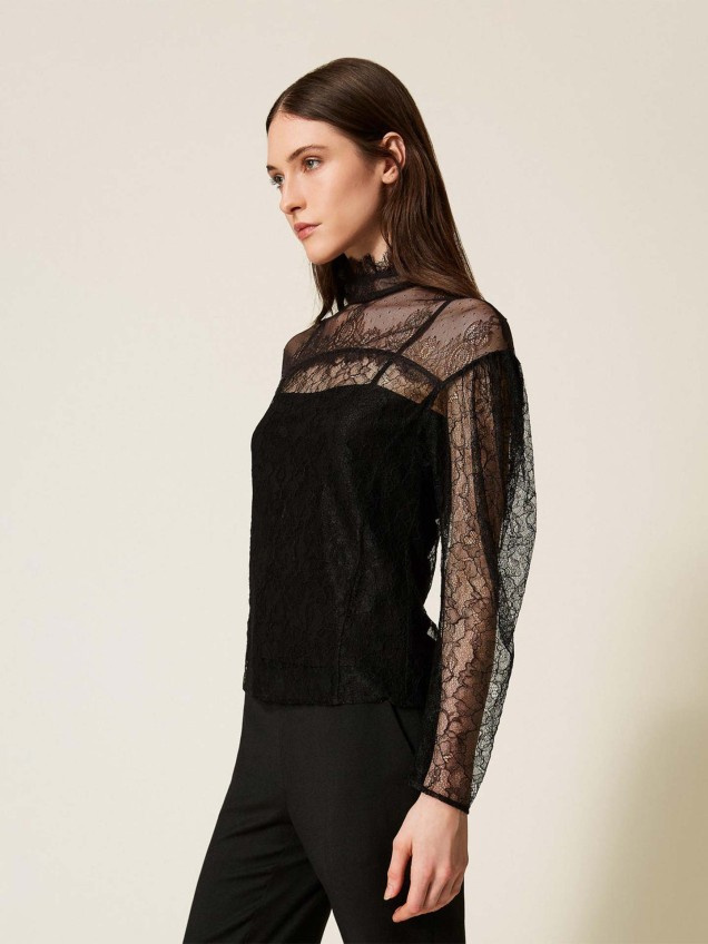 Blusa de Renda com Gola Alta e Folhos