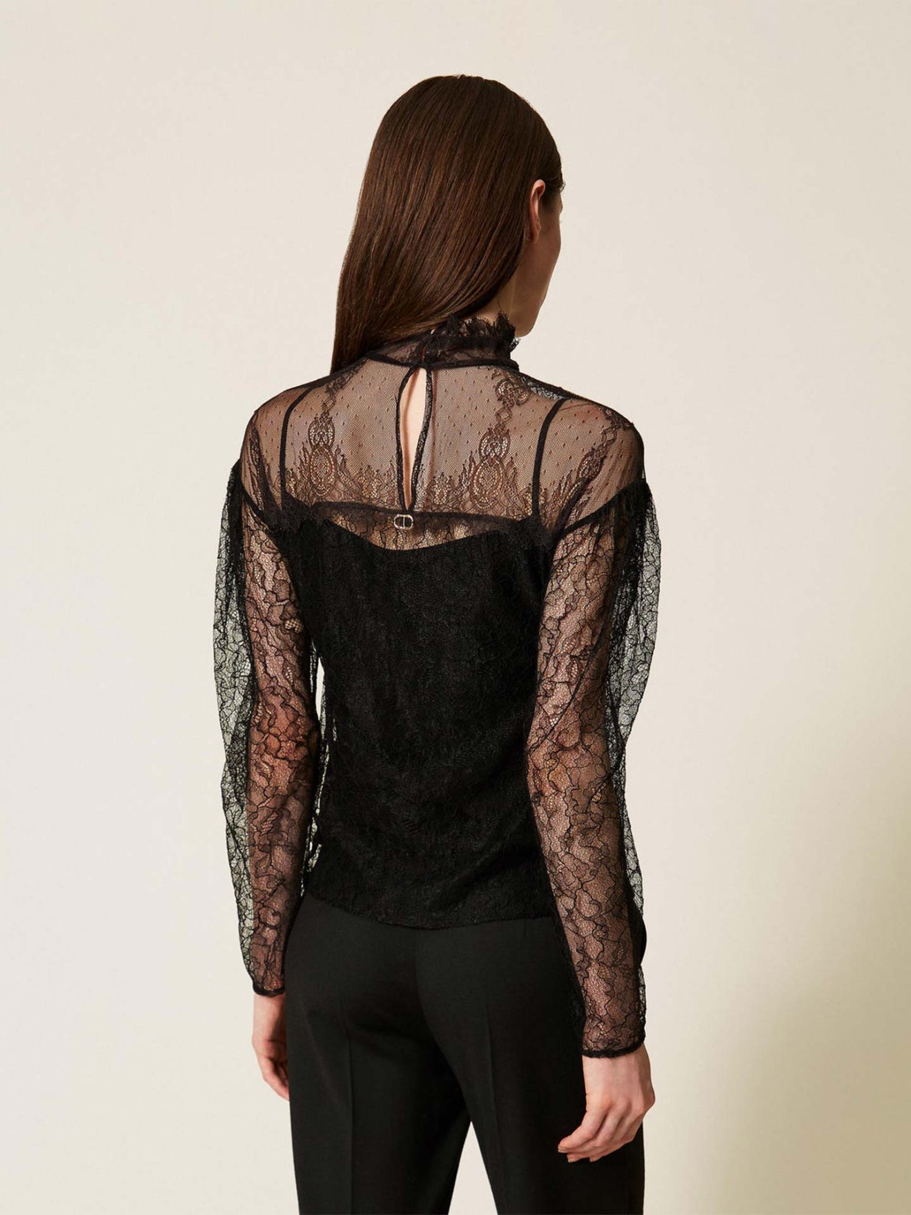 Blusa de Renda com Gola Alta e Folhos