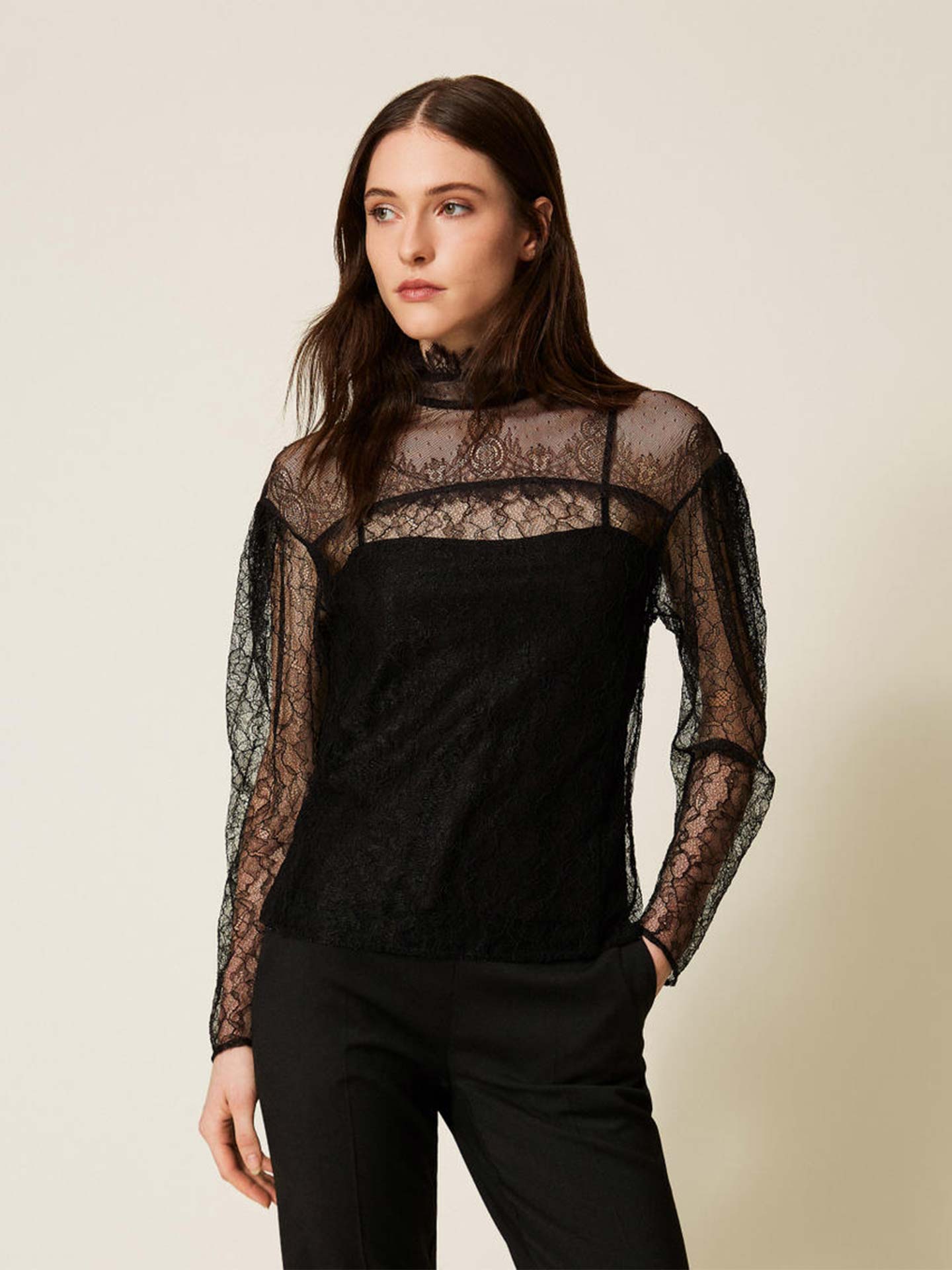 Blusa de Renda com Gola Alta e Folhos