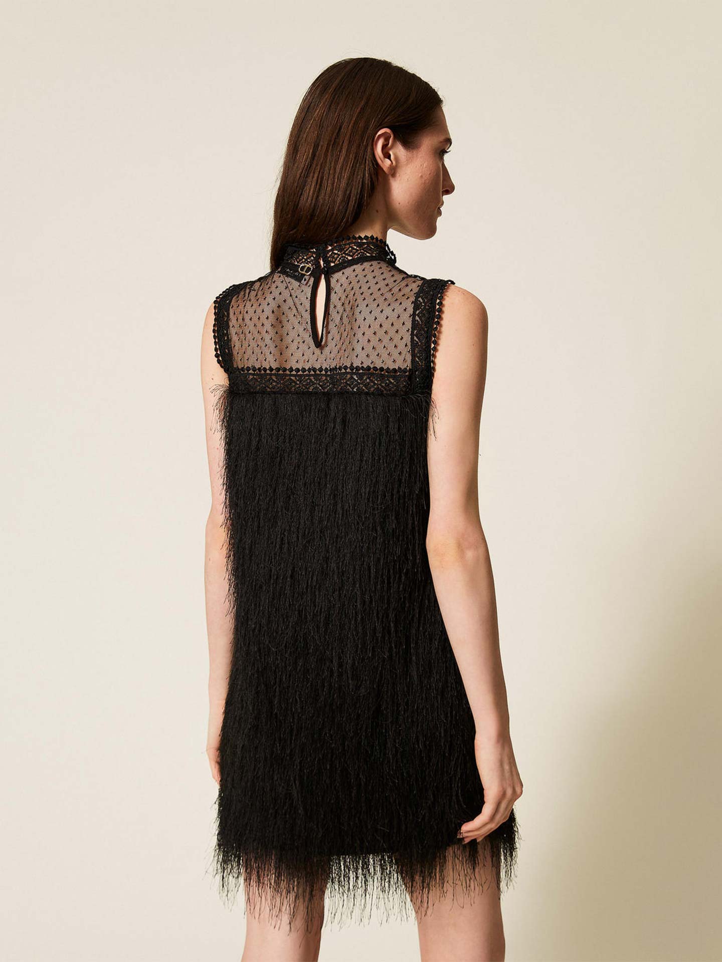 Vestido Curto com Franjas e Tule