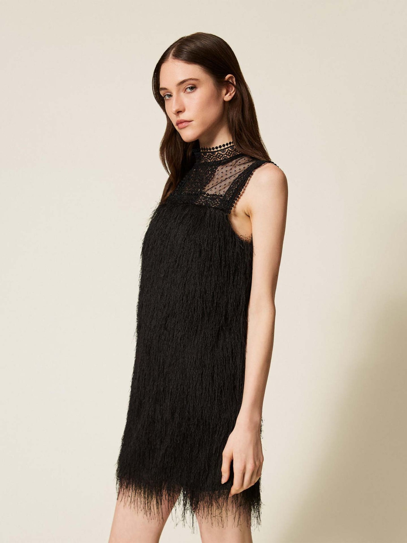 Vestido Curto com Franjas e Tule