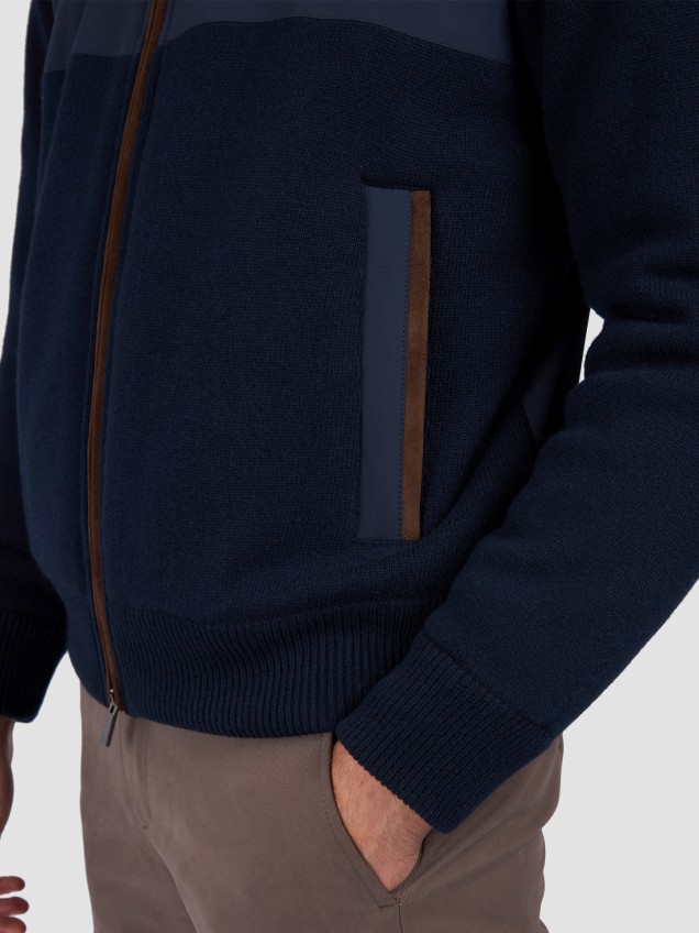 Blusão Combinado com Gola Alta