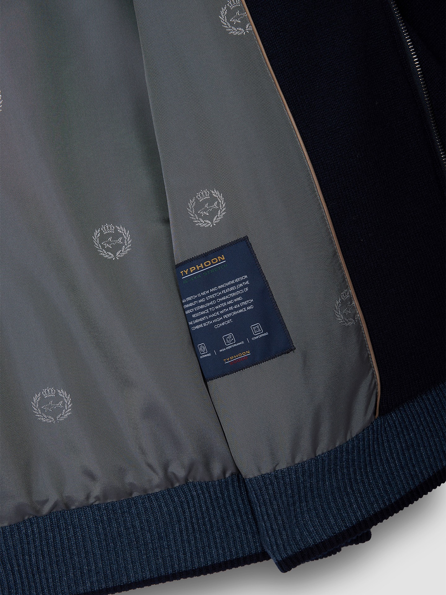 Blusão Combinado com Gola Alta