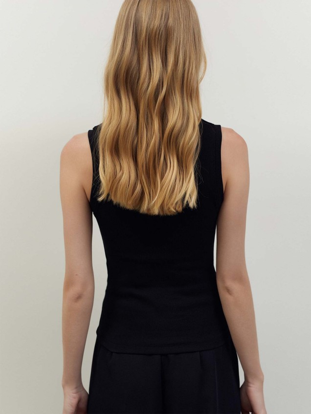 Top Canelado com Detalhe Metálico