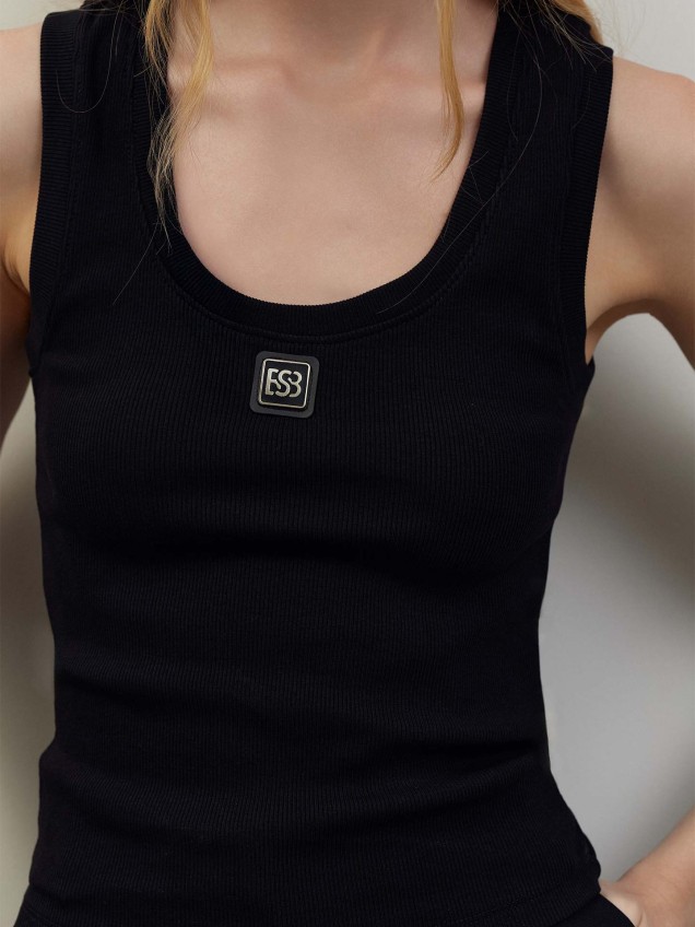 Top Canelado com Detalhe Metálico