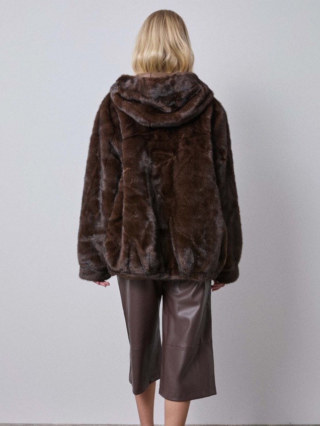 Blusão Efeito Pelo Sintético com Capuz