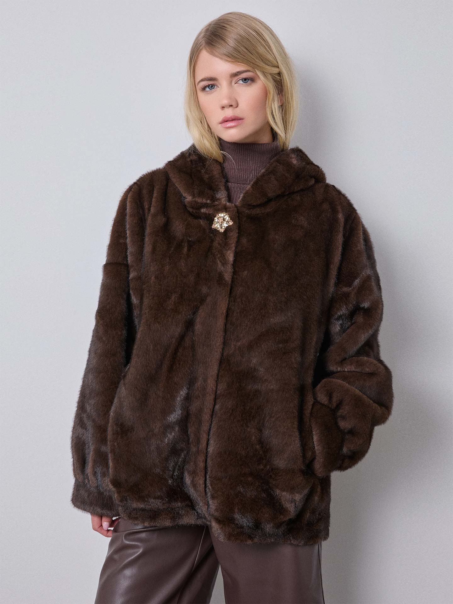 Blusão Efeito Pelo Sintético com Capuz