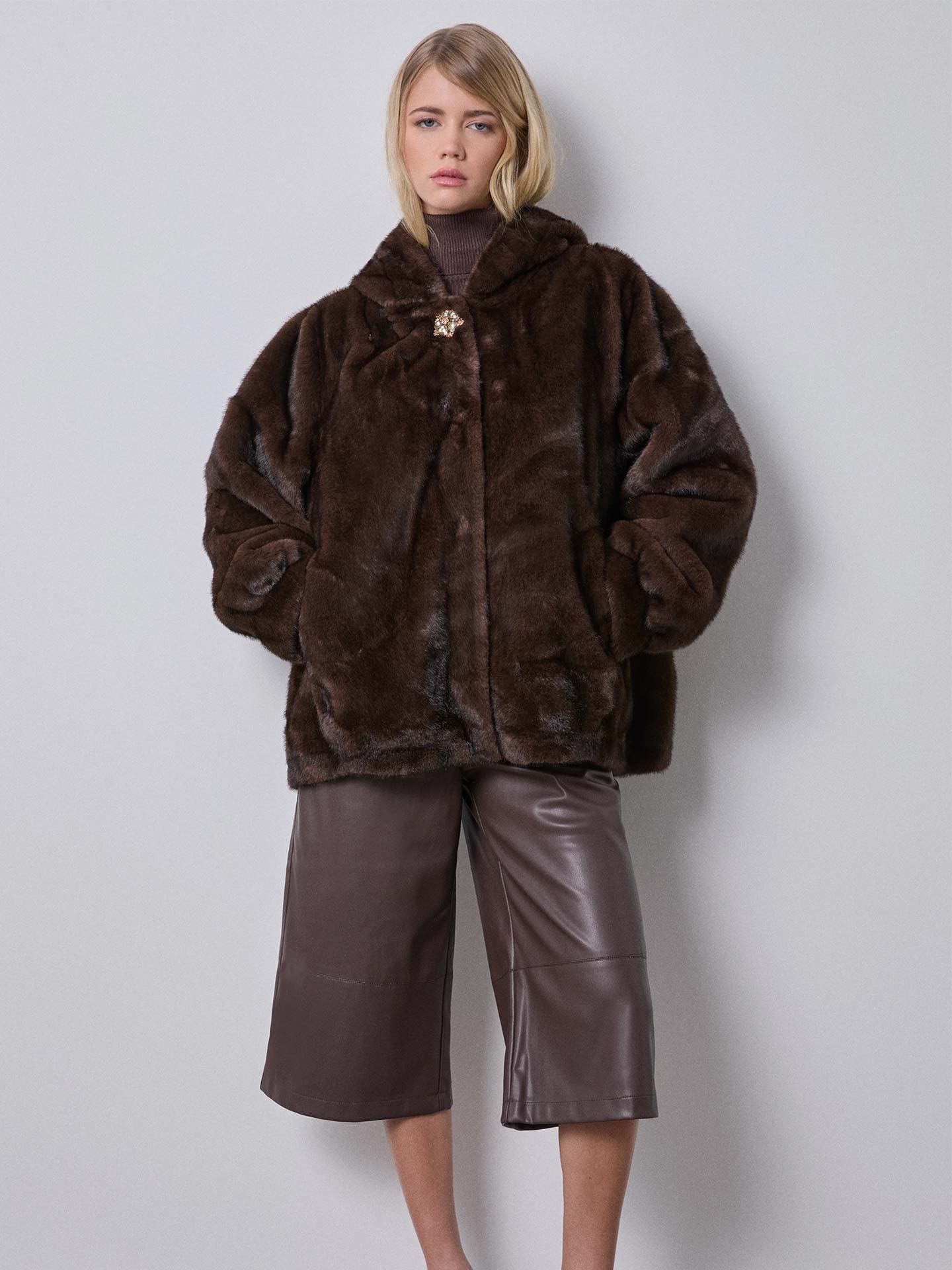 Blusão Efeito Pelo Sintético com Capuz