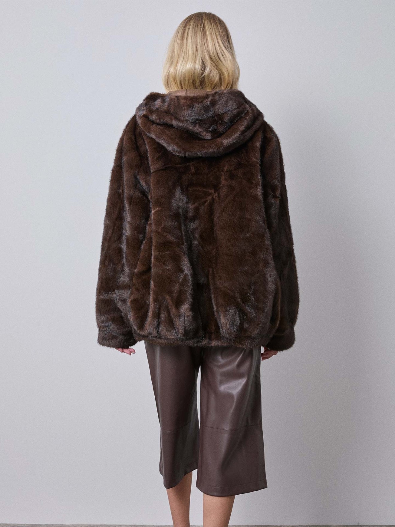 Blusão Efeito Pelo Sintético com Capuz