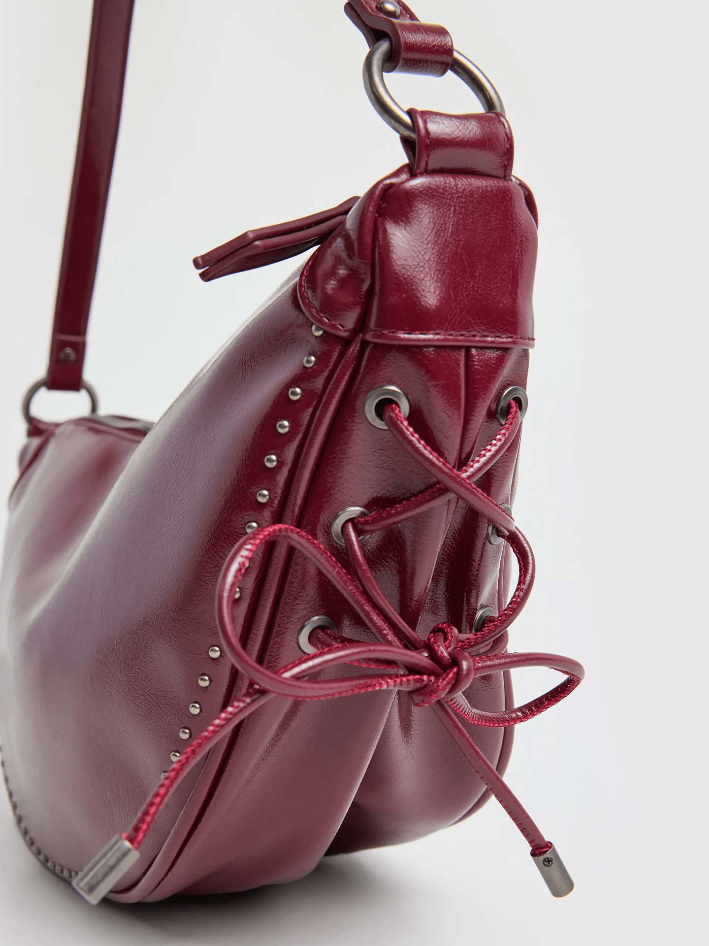 Mala de Ombro Meia-Lua com Tachas