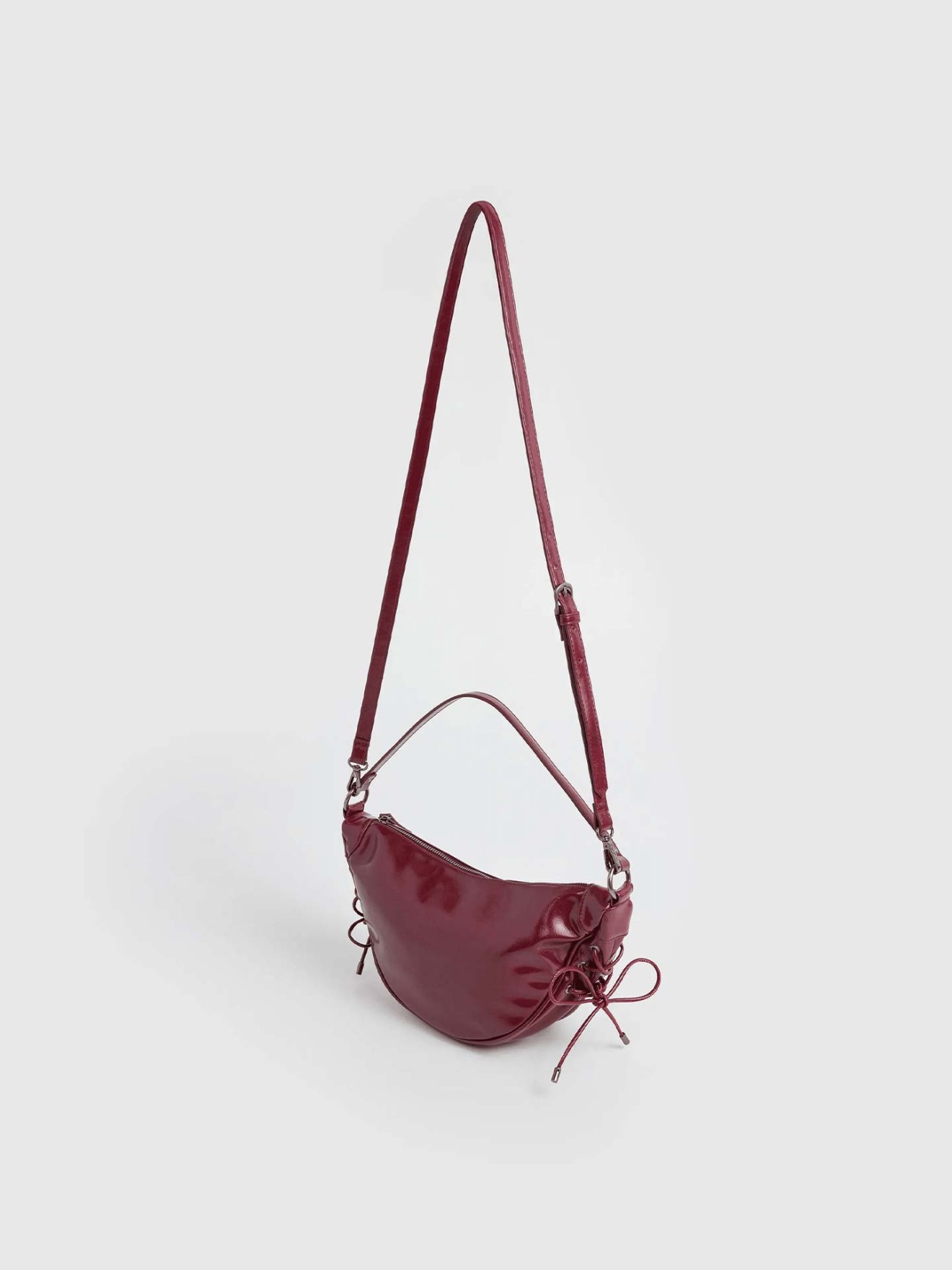 Mala de Ombro Meia-Lua com Tachas