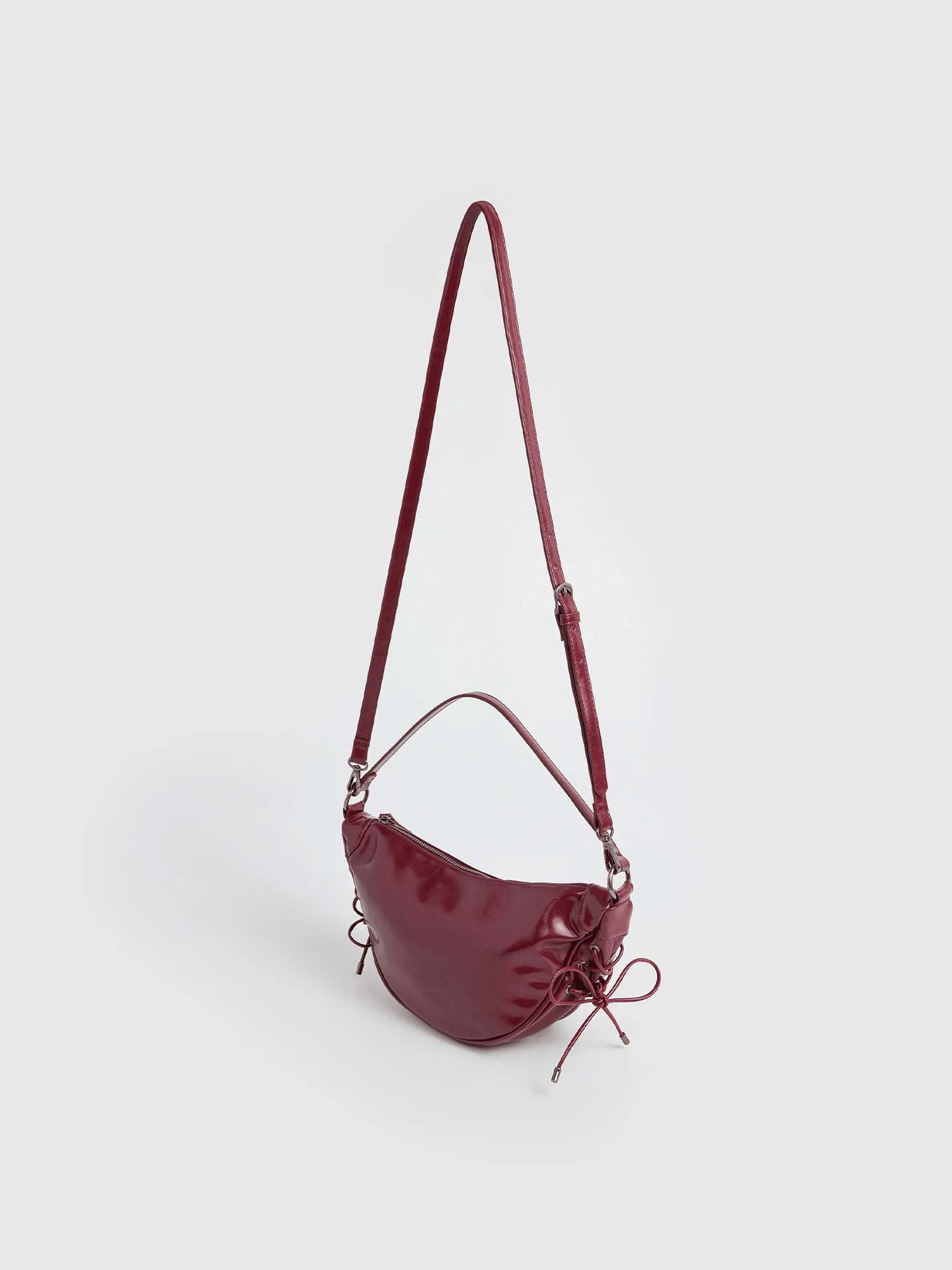 Mala de Ombro Meia-Lua com Tachas