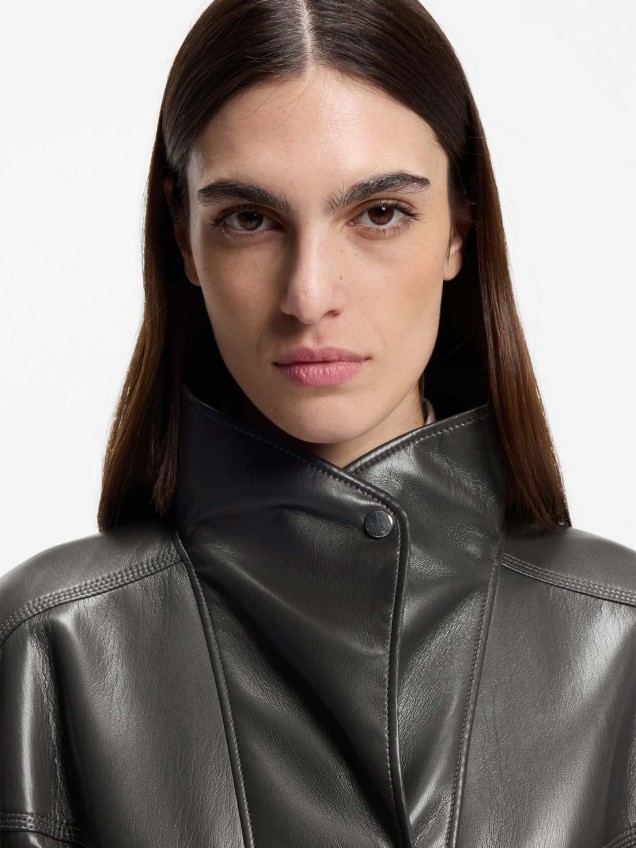 Colete em Pele Sintética com Gola Alta e Cinto