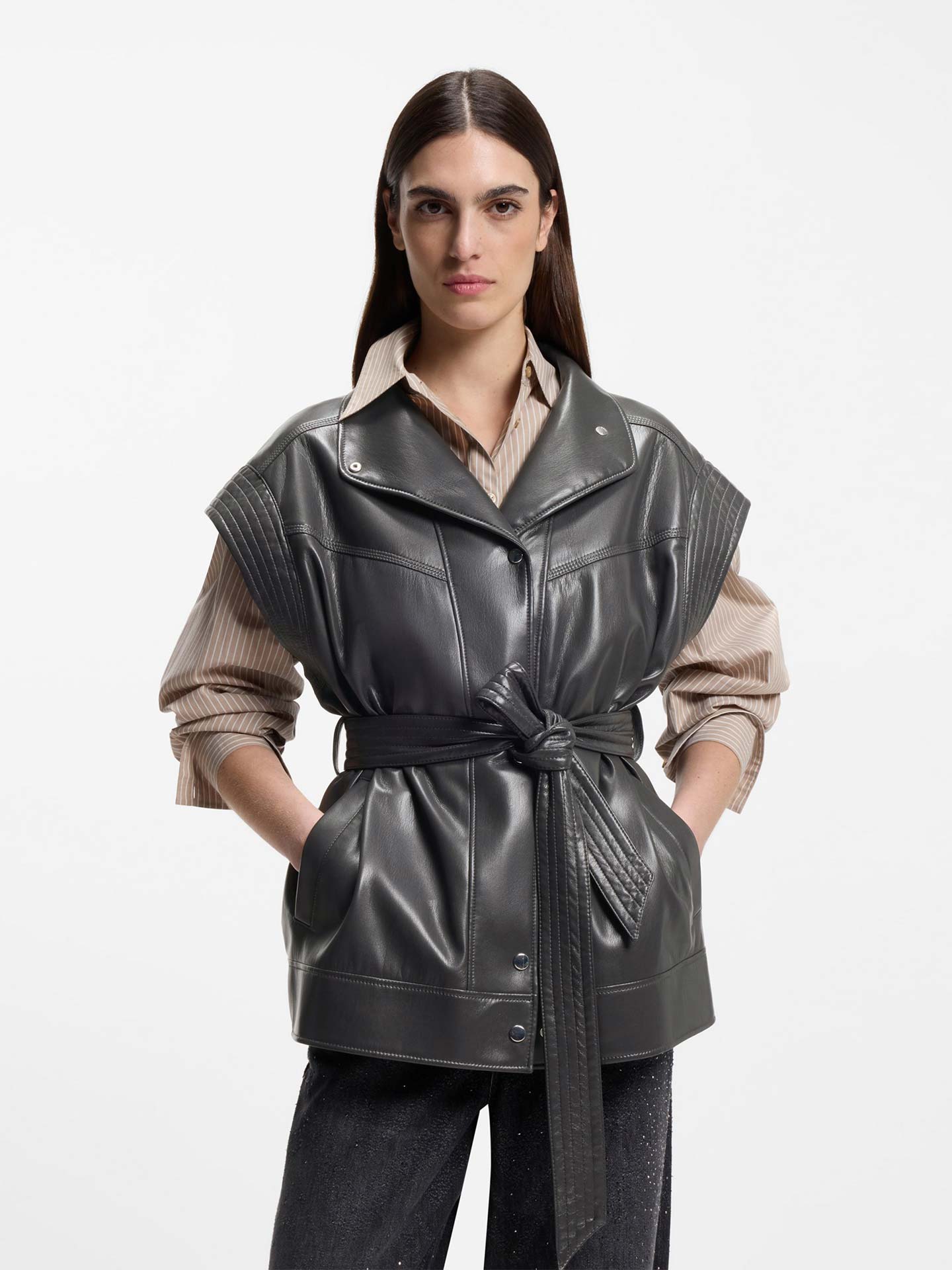 Colete em Pele Sintética com Gola Alta e Cinto