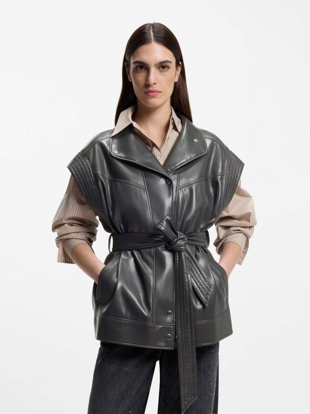 Colete em Pele Sint�tica com Gola Alta e Cinto