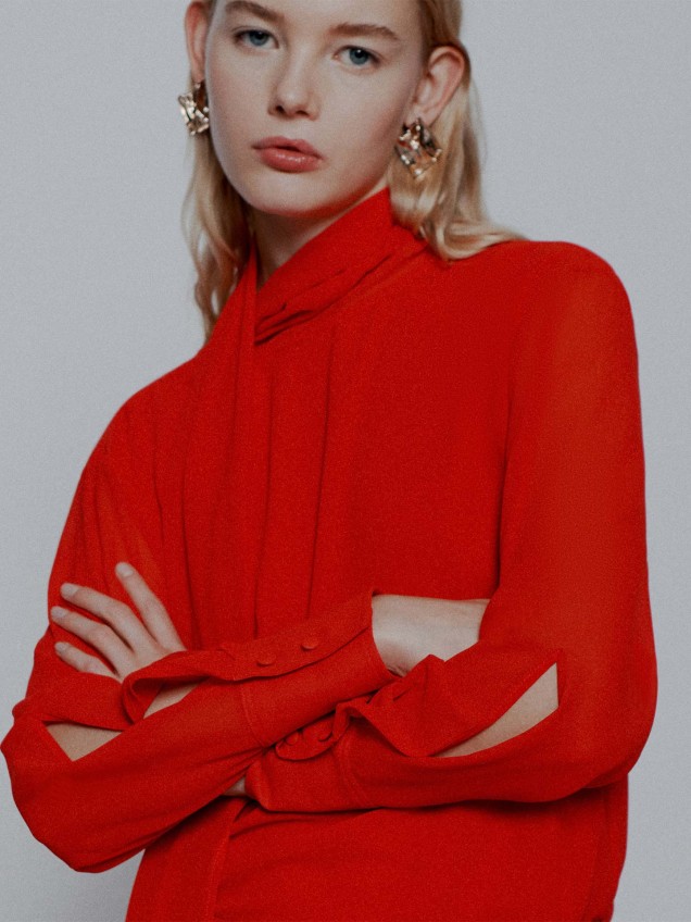 Blusa com Gola de Laço MLTCRESTA