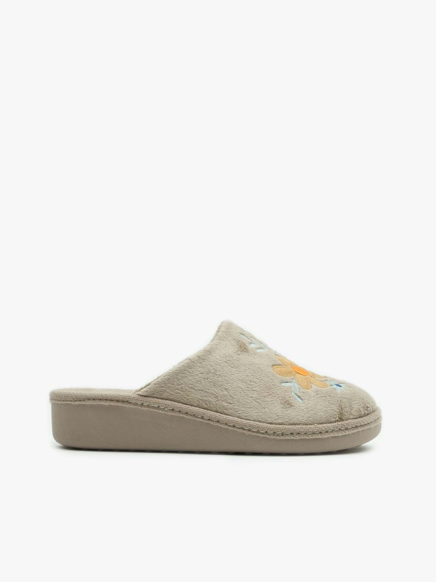 Chinelos de Casa com Bordado Floral