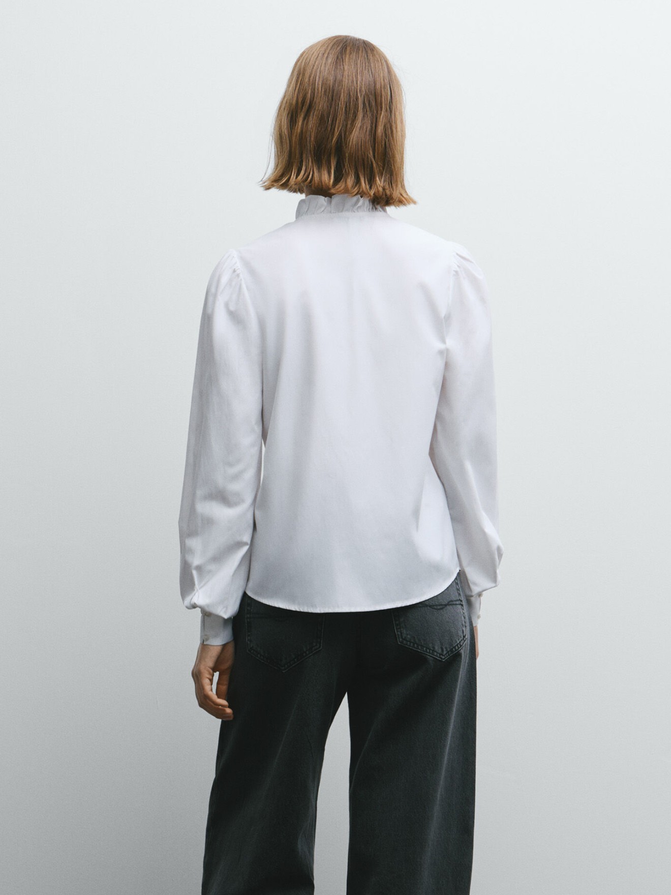 Blusa de Popelina com Gola Alta e Folhos