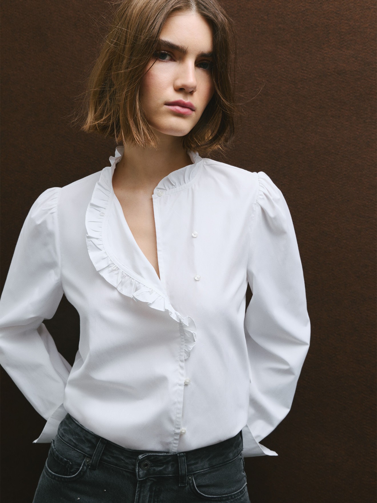 Blusa de Popelina com Gola Alta e Folhos