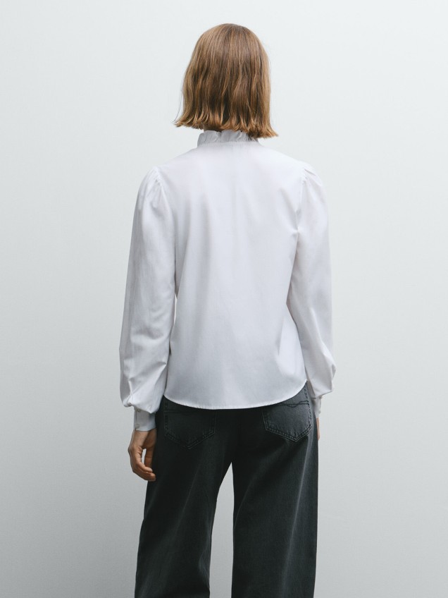 Blusa de Popelina com Gola Alta e Folhos