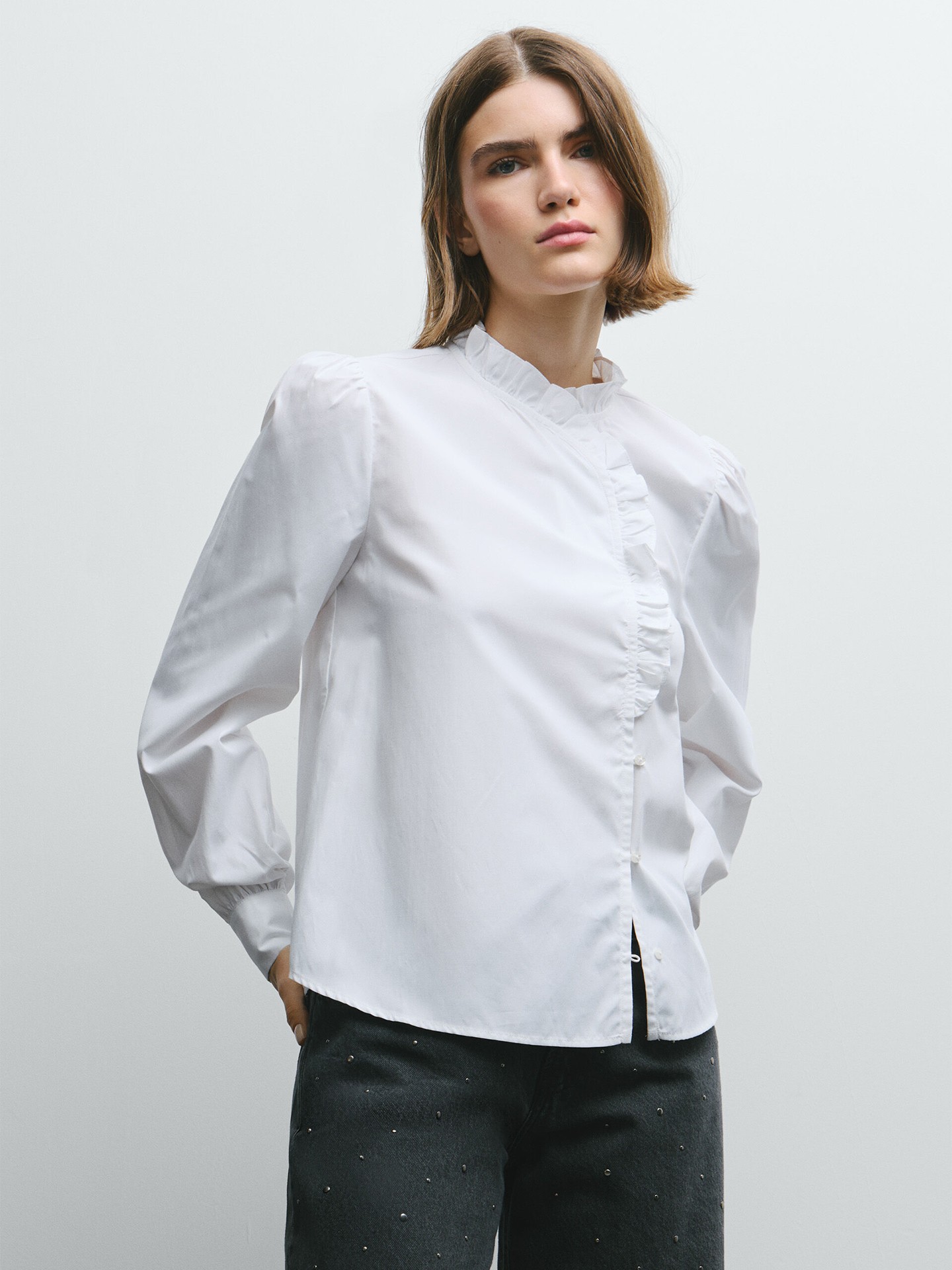 Blusa de Popelina com Gola Alta e Folhos