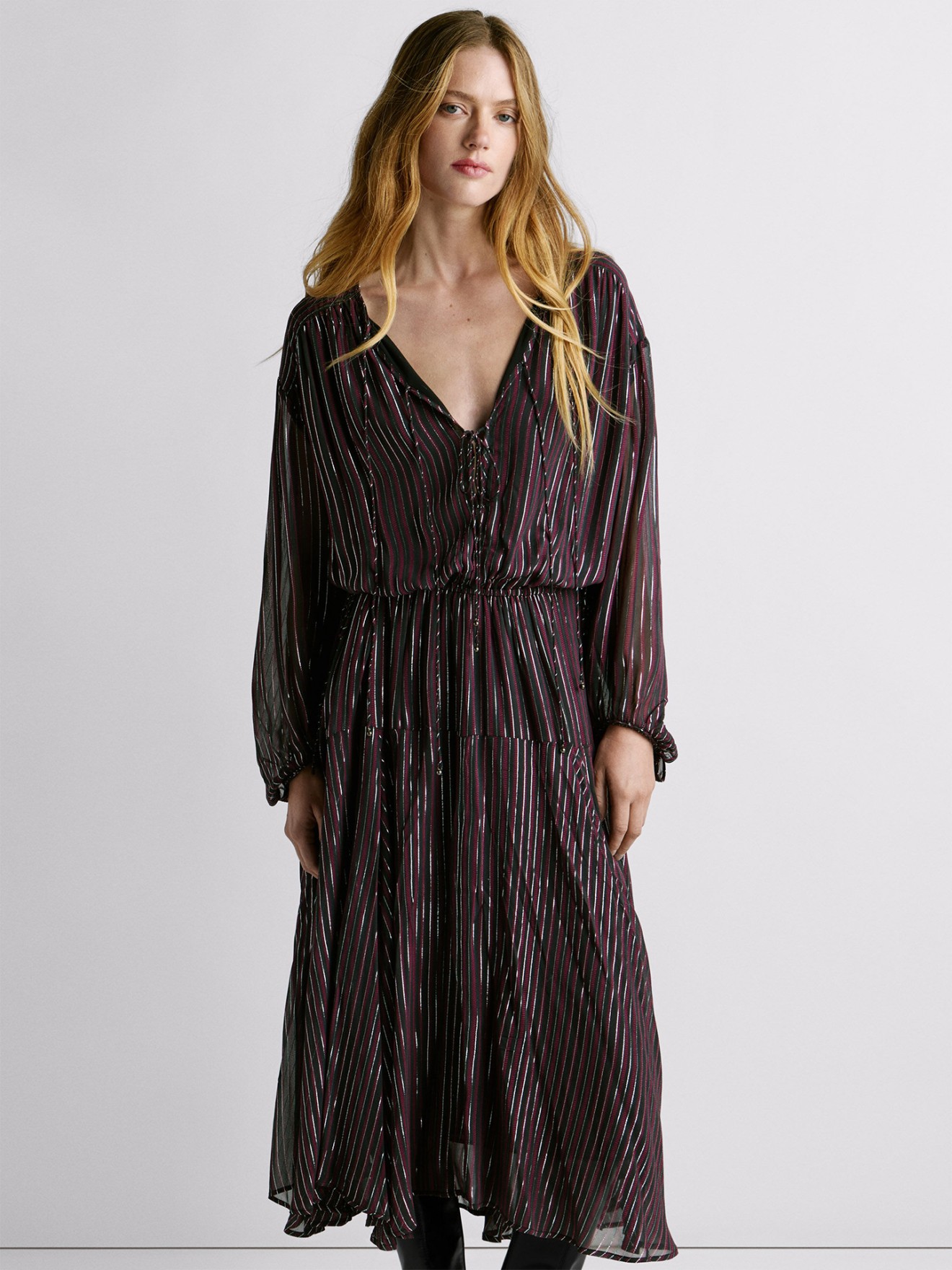 Vestido Midi Fluido com Riscas Metalizadas