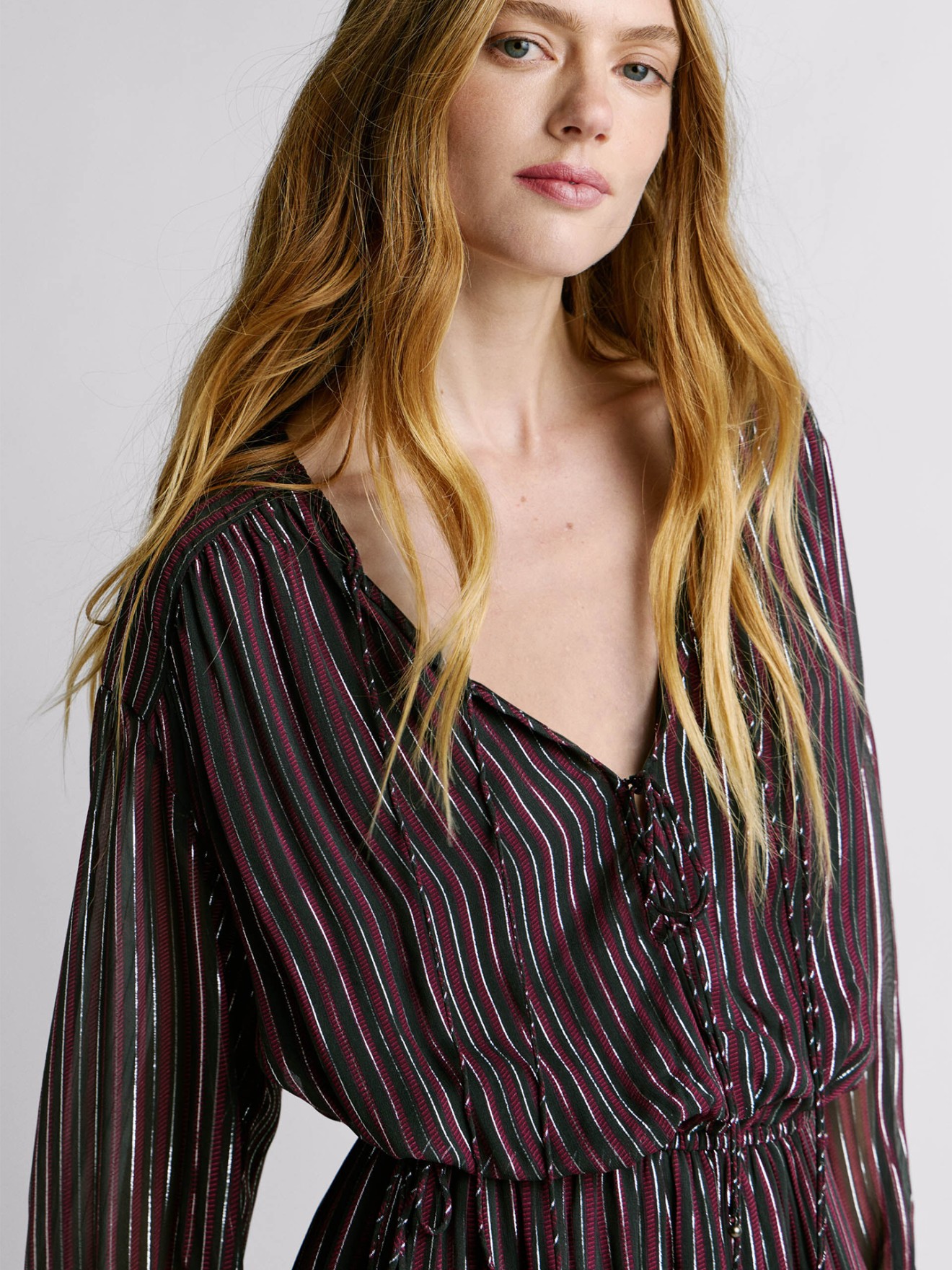 Vestido Midi Fluido com Riscas Metalizadas