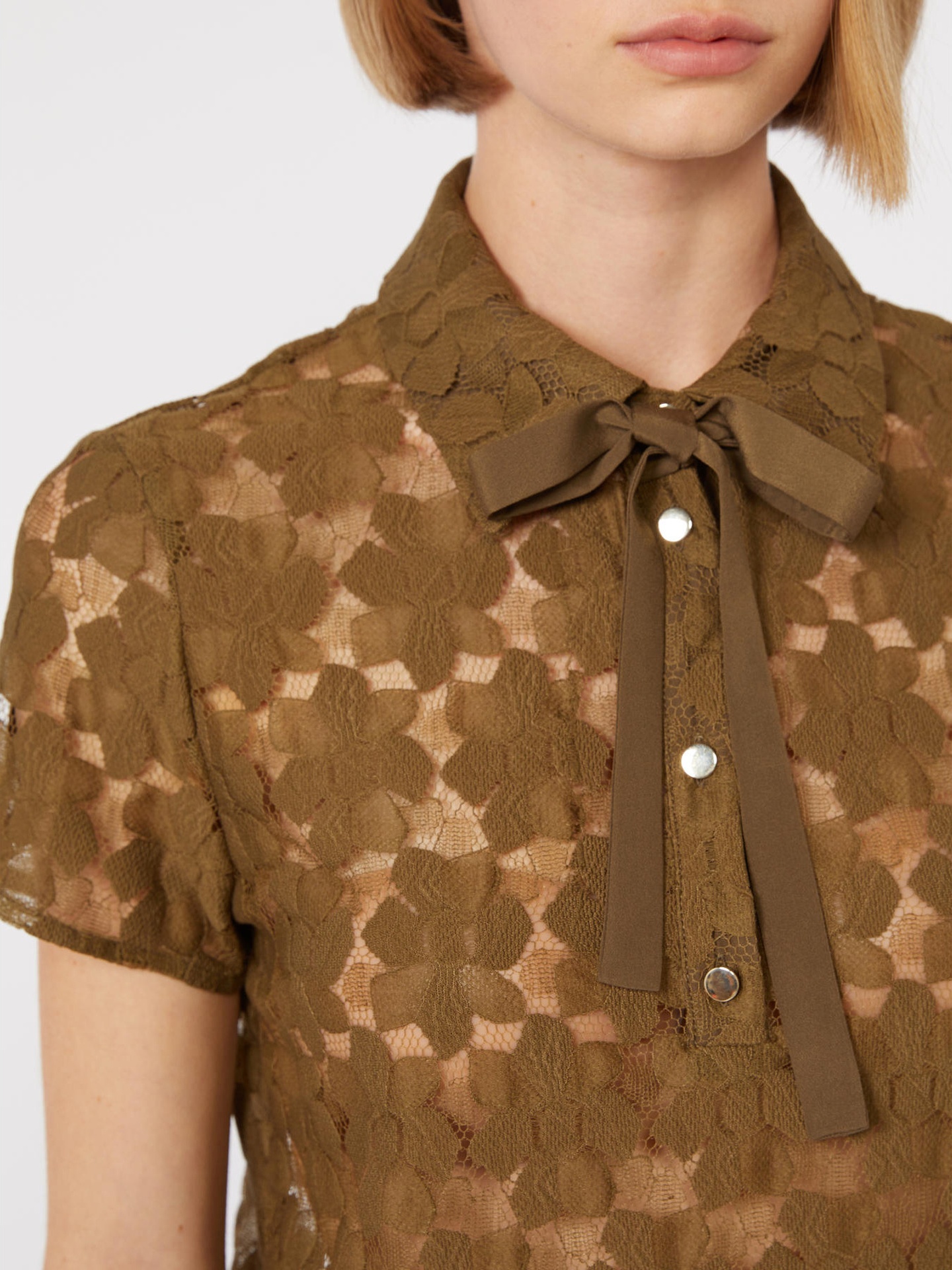 Blusa com Renda Floral e Laçada MSTVELLO