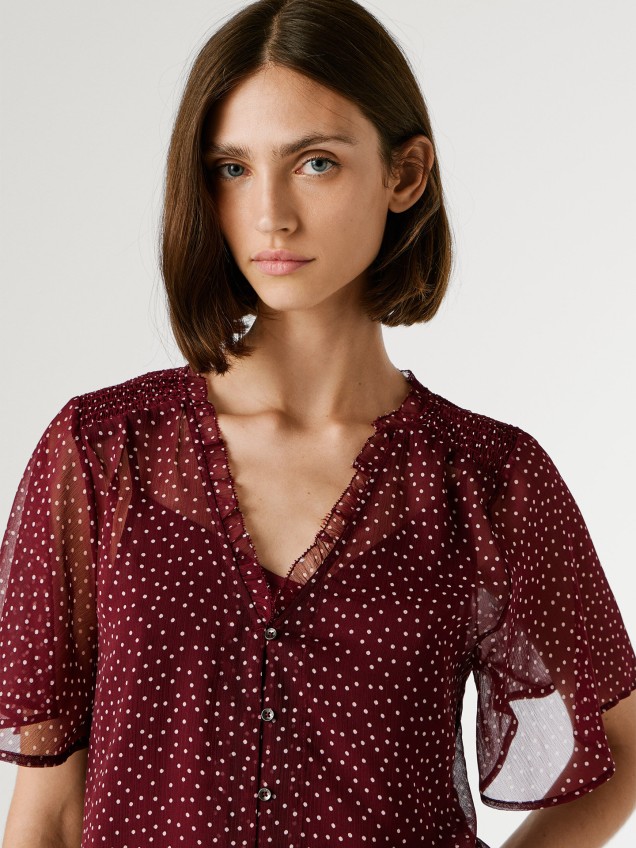 Blusa com Padrão de Bolinhas e Decote em V