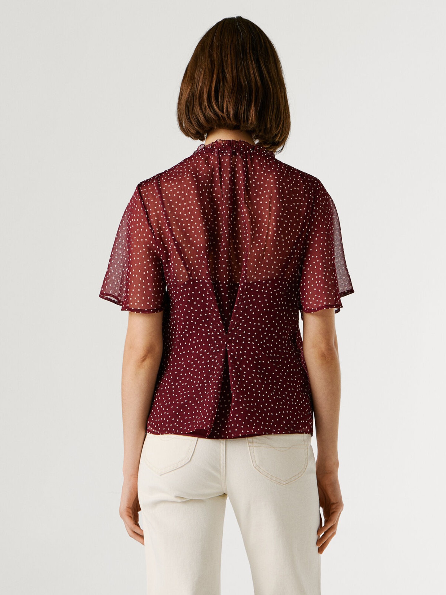 Blusa com Padrão de Bolinhas e Decote em V