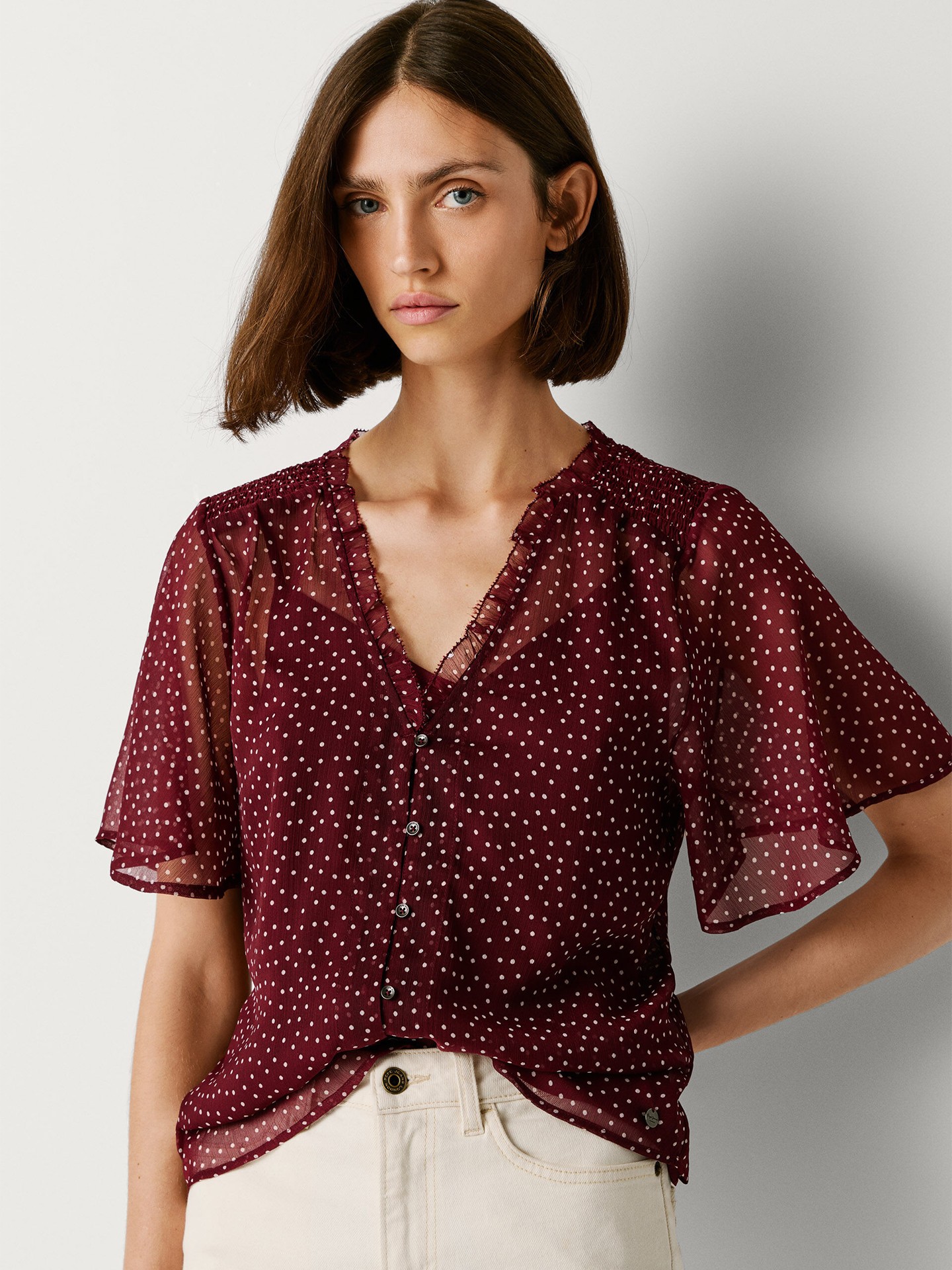 Blusa com Padrão de Bolinhas e Decote em V