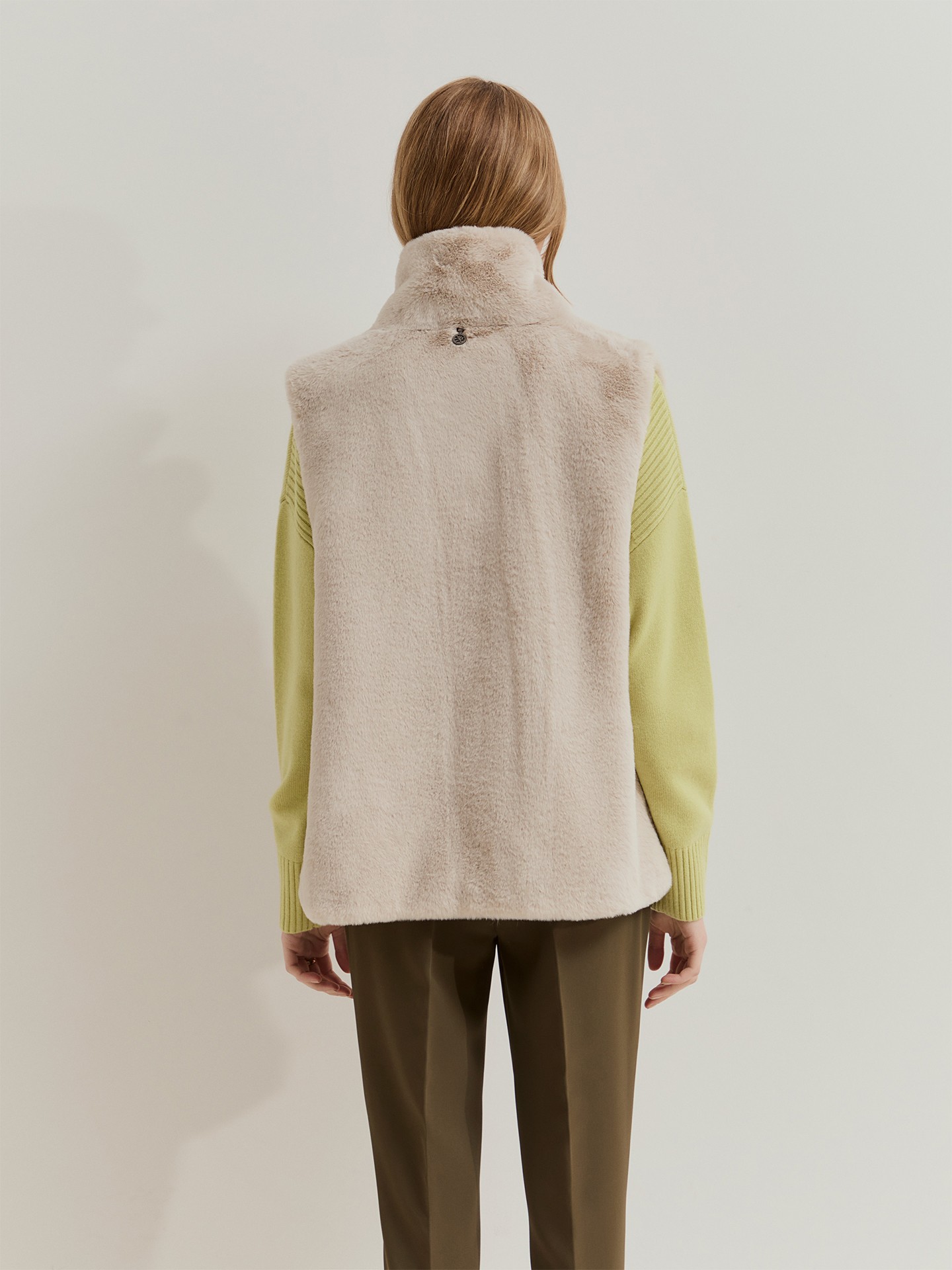 Colete de Pelo com Gola Alta