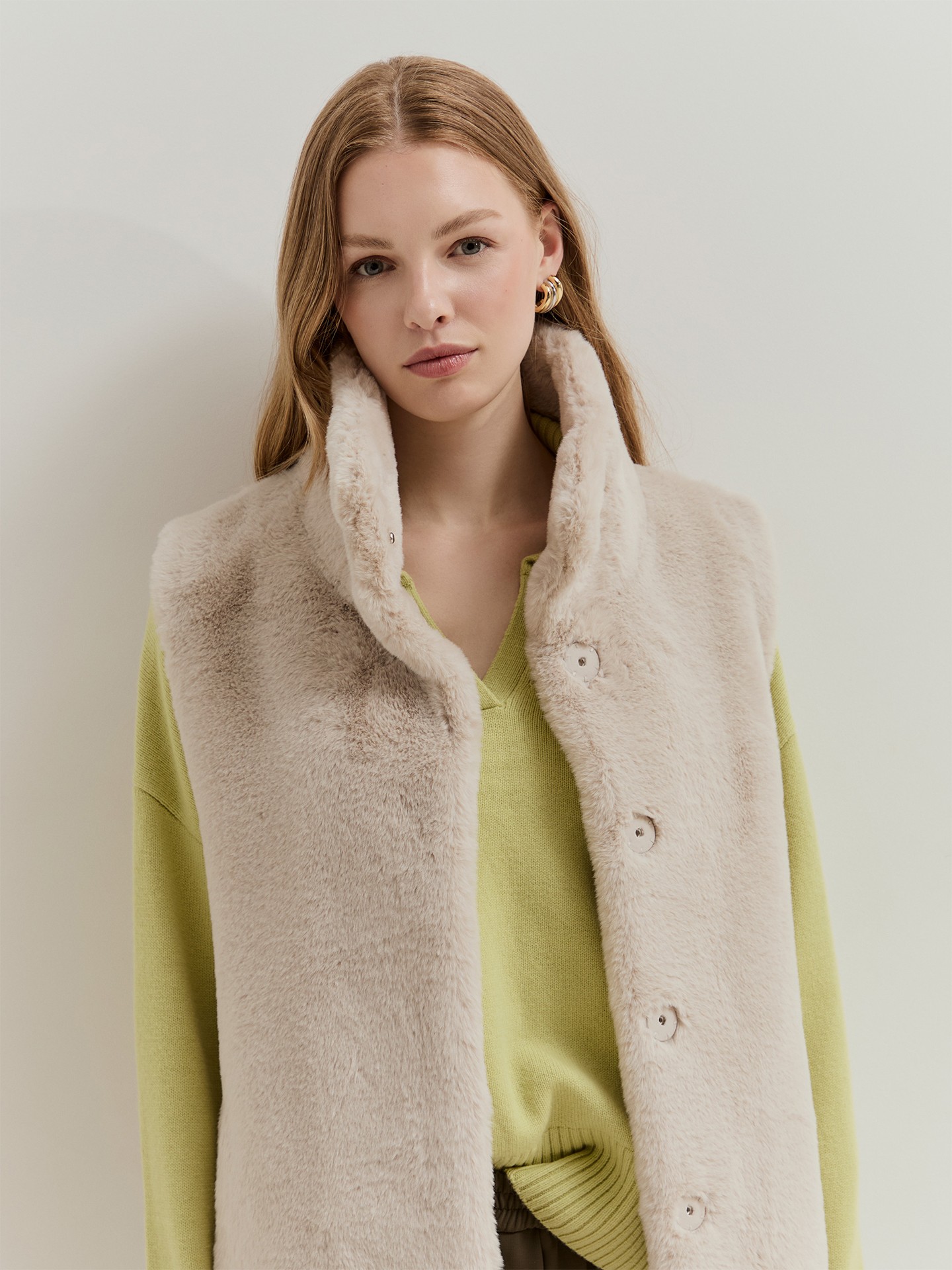 Colete de Pelo com Gola Alta