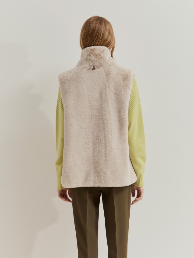 Colete de Pelo com Gola Alta