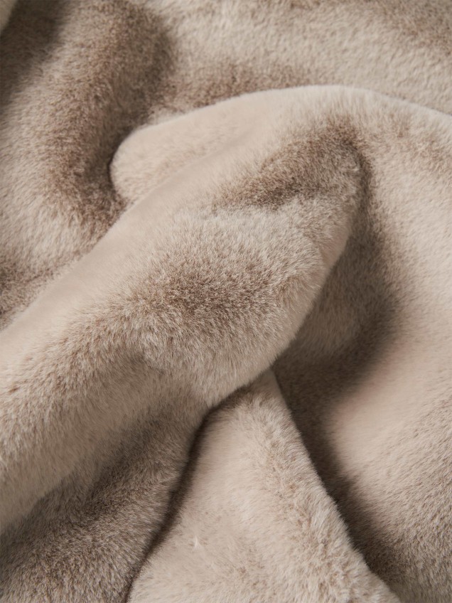 Colete de Pelo com Gola Alta