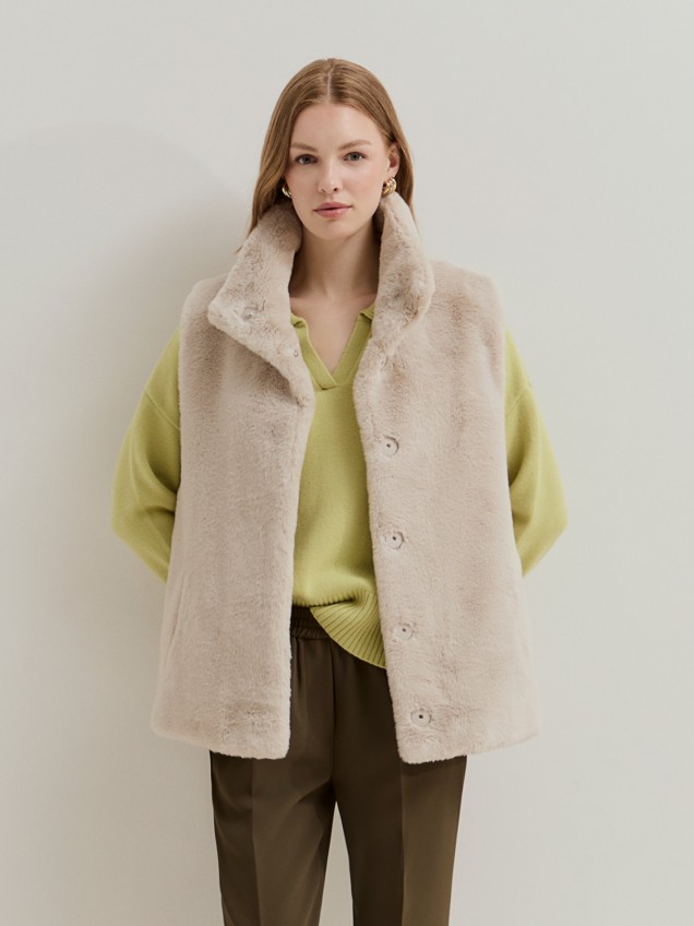 Colete de Pelo com Gola Alta