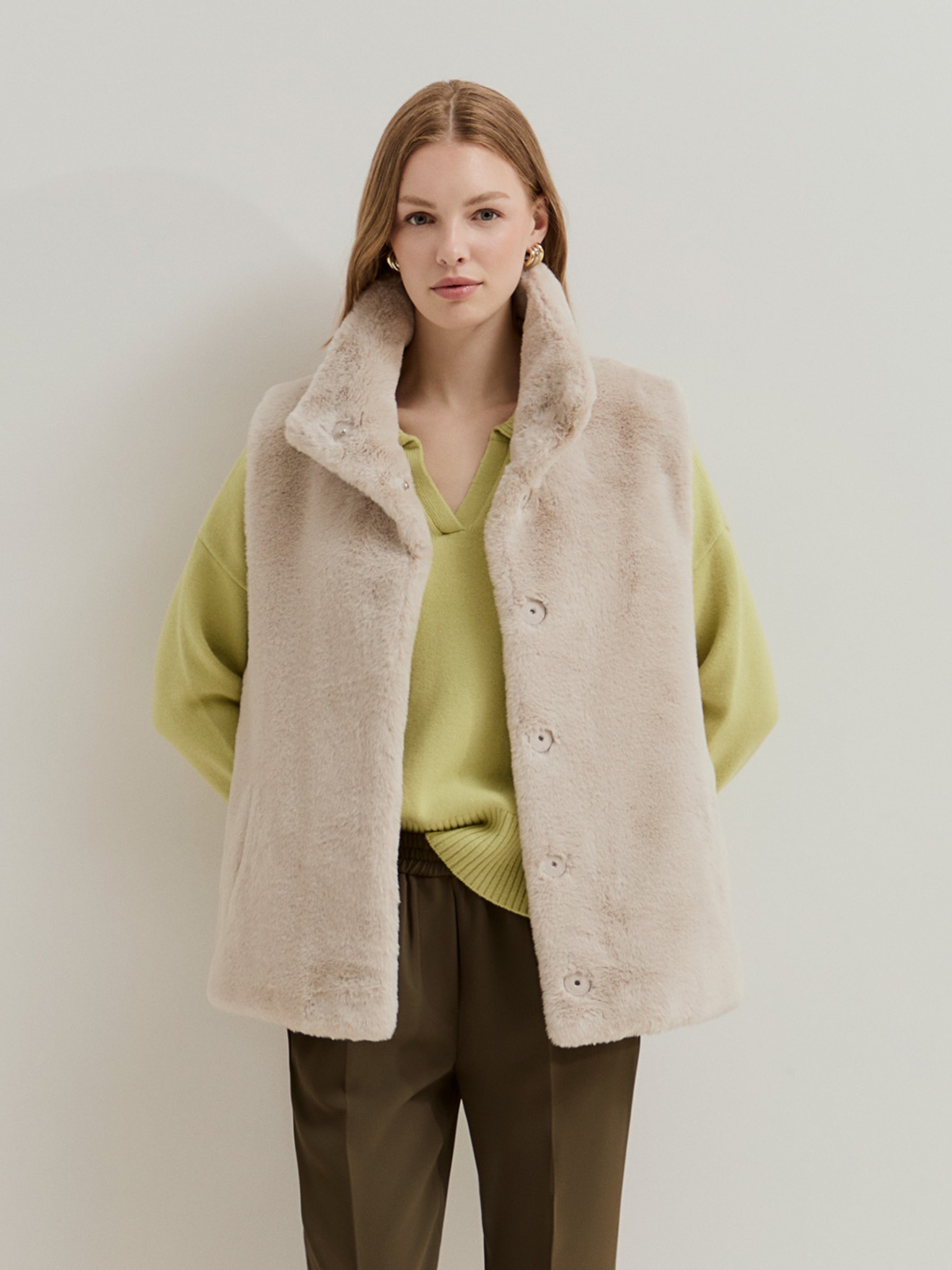 Colete de Pelo com Gola Alta