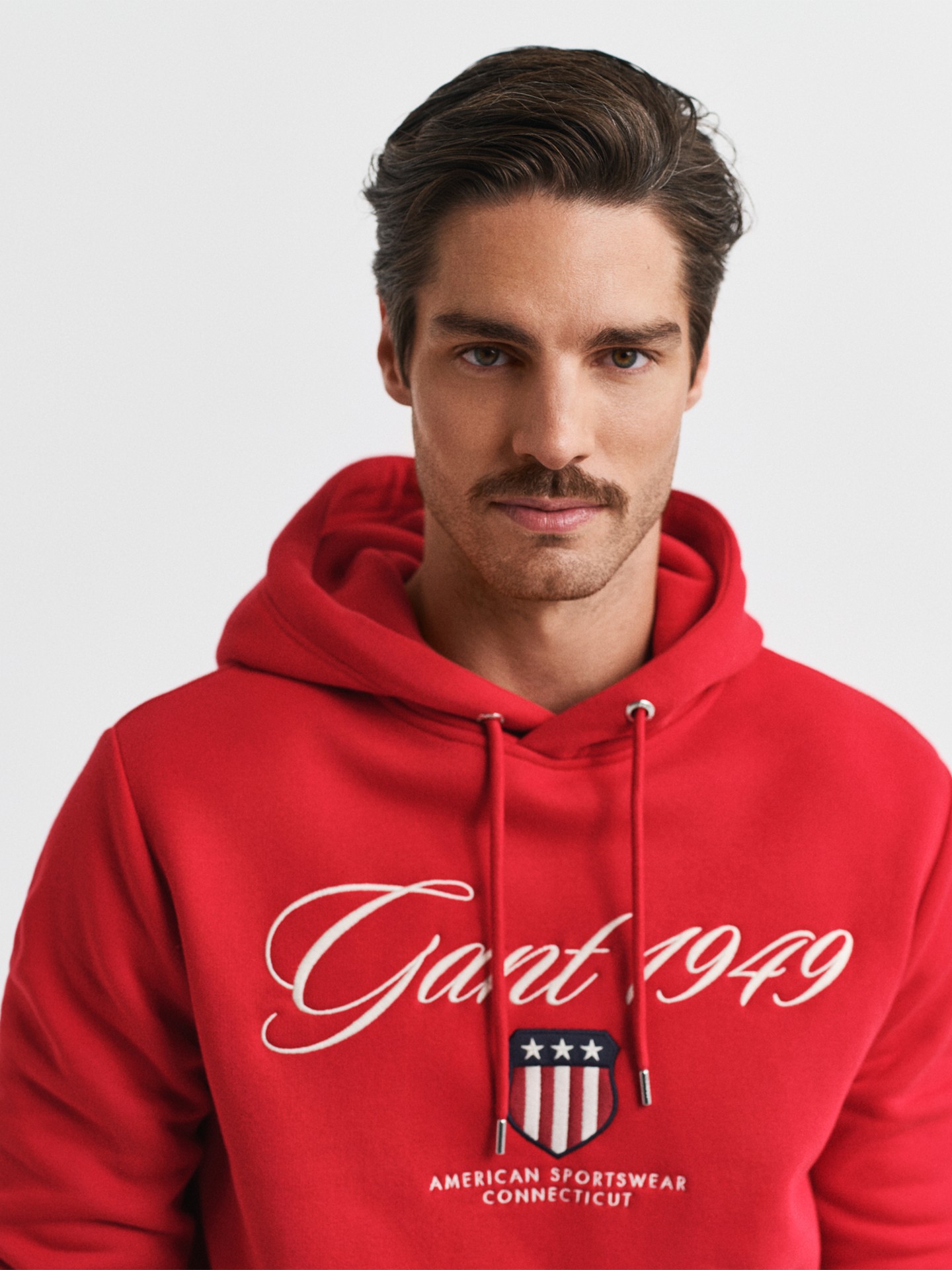 Sweatshirt com Capuz e Bordado