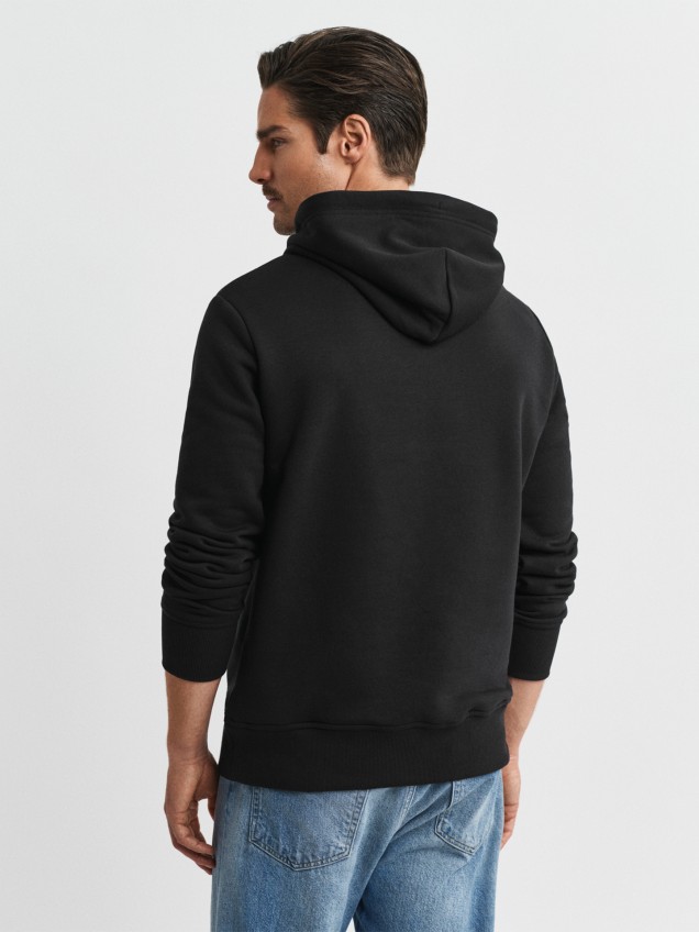 Sweatshirt com Capuz e Bordado
