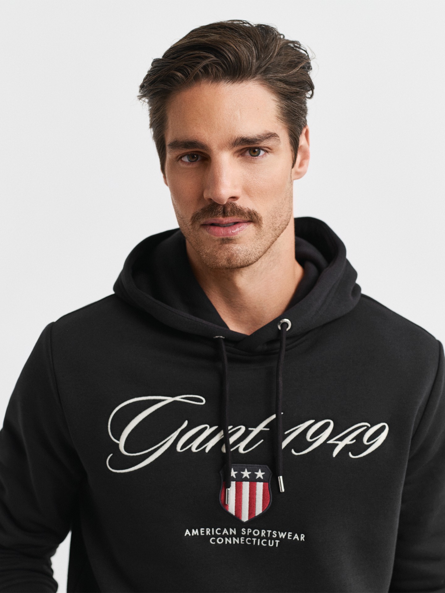 Sweatshirt com Capuz e Bordado