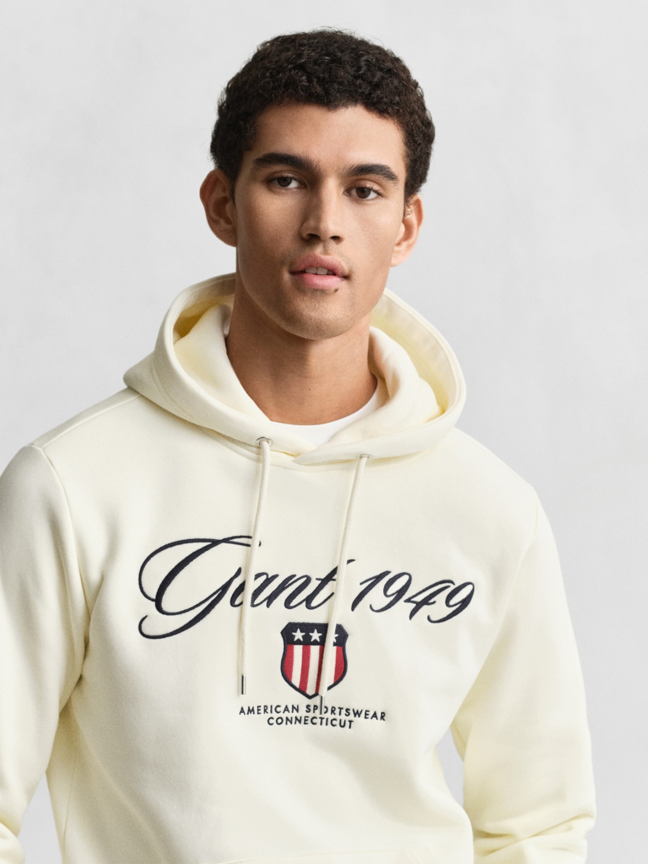 Sweatshirt com Capuz e Bordado
